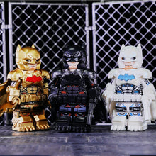 Lade das Bild in den Galerie-Viewer, Batman Mini Figur in Gold, Schwarz oder Weiß