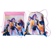 Lade das Bild in den Galerie-Viewer, Hunterx Kpop Demon Hunters Kordeltasche mit Zoey, Rumi, Mira Motiv