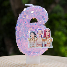 Lade das Bild in den Galerie-Viewer, Kpop Demon Hunters Geburtstagskerze mit Jahreszahl, mit Rumi, Zoey, Mira Motiv