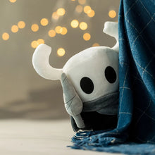 Lade das Bild in den Galerie-Viewer, Hollow Knight Plüsch Master Grimm Ghost
