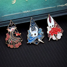 Lade das Bild in den Galerie-Viewer, Hollow Knight Silksong Anstecker Pins in 3 Motiven