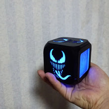 Lade das Bild in den Galerie-Viewer, Venom LED Wecker – Wach auf mit der dunklen Seite