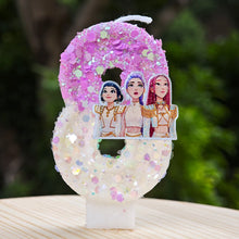 Lade das Bild in den Galerie-Viewer, Kpop Demon Hunters Geburtstagskerze mit Jahreszahl, mit Rumi, Zoey, Mira Motiv