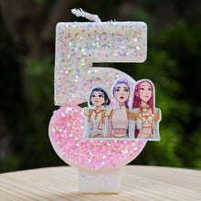 Lade das Bild in den Galerie-Viewer, Kpop Demon Hunters Geburtstagskerze mit Jahreszahl, mit Rumi, Zoey, Mira Motiv