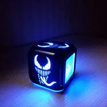 Lade das Bild in den Galerie-Viewer, Venom LED Wecker – Wach auf mit der dunklen Seite