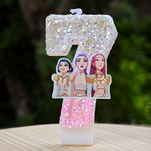 Lade das Bild in den Galerie-Viewer, Kpop Demon Hunters Geburtstagskerze mit Jahreszahl, mit Rumi, Zoey, Mira Motiv