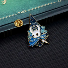 Lade das Bild in den Galerie-Viewer, Hollow Knight Silksong Anstecker Pins in 3 Motiven
