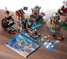Lade das Bild in den Galerie-Viewer, Piratenschiff mit Burg und Licht , Großes Klemm-Baustein Spielzeug Set mit 1502 Bausteinen