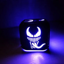 Lade das Bild in den Galerie-Viewer, Venom LED Wecker – Wach auf mit der dunklen Seite