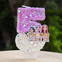 Lade das Bild in den Galerie-Viewer, Kpop Demon Hunters Geburtstagskerze mit Jahreszahl, mit Rumi, Zoey, Mira Motiv