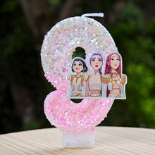 Lade das Bild in den Galerie-Viewer, Kpop Demon Hunters Geburtstagskerze mit Jahreszahl, mit Rumi, Zoey, Mira Motiv