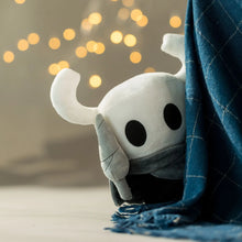 Lade das Bild in den Galerie-Viewer, Hollow Knight Plüsch Kuscheltiere 4 Motive zur Wahl
