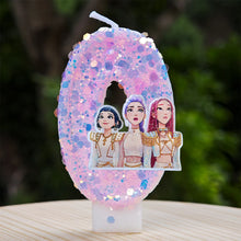 Lade das Bild in den Galerie-Viewer, Kpop Demon Hunters Geburtstagskerze mit Jahreszahl, mit Rumi, Zoey, Mira Motiv
