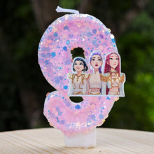 Lade das Bild in den Galerie-Viewer, Kpop Demon Hunters Geburtstagskerze mit Jahreszahl, mit Rumi, Zoey, Mira Motiv
