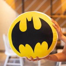 Lade das Bild in den Galerie-Viewer, Runde Superhelden Kissen (ca. 40x40cm) - Batman, Spiderman, Superman etc.
