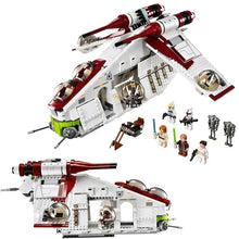 Lade das Bild in den Galerie-Viewer, Star Wars Republic Gunship (1228 Bausteine, kompatibel mit 75021)
