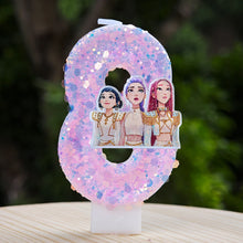 Lade das Bild in den Galerie-Viewer, Kpop Demon Hunters Geburtstagskerze mit Jahreszahl, mit Rumi, Zoey, Mira Motiv
