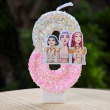 Lade das Bild in den Galerie-Viewer, Kpop Demon Hunters Geburtstagskerze mit Jahreszahl, mit Rumi, Zoey, Mira Motiv
