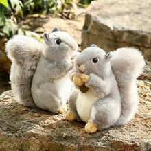 Lade das Bild in den Galerie-Viewer, Niedliches Eichhörnchen mit Nüssen Stofftier (ca. 20cm)
