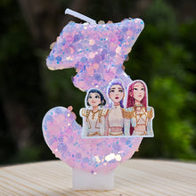 Lade das Bild in den Galerie-Viewer, Kpop Demon Hunters Geburtstagskerze mit Jahreszahl, mit Rumi, Zoey, Mira Motiv
