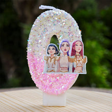 Lade das Bild in den Galerie-Viewer, Kpop Demon Hunters Geburtstagskerze mit Jahreszahl, mit Rumi, Zoey, Mira Motiv
