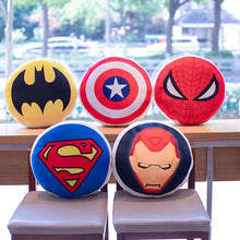 Lade das Bild in den Galerie-Viewer, Runde Superhelden Kissen (ca. 40x40cm) - Batman, Spiderman, Superman etc.

