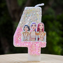Lade das Bild in den Galerie-Viewer, Kpop Demon Hunters Geburtstagskerze mit Jahreszahl, mit Rumi, Zoey, Mira Motiv
