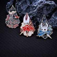 Lade das Bild in den Galerie-Viewer, Hollow Knight Silksong Anstecker Pins in 3 Motiven

