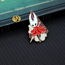 Lade das Bild in den Galerie-Viewer, Hollow Knight Silksong Anstecker Pins in 3 Motiven

