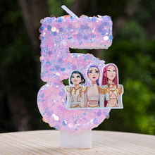 Lade das Bild in den Galerie-Viewer, Kpop Demon Hunters Geburtstagskerze mit Jahreszahl, mit Rumi, Zoey, Mira Motiv
