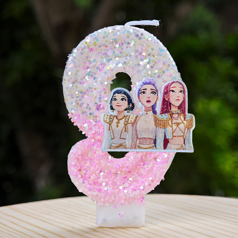 Kpop Demon Hunters Geburtstagskerze mit Jahreszahl, mit Rumi, Zoey, Mira Motiv