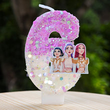 Lade das Bild in den Galerie-Viewer, Kpop Demon Hunters Geburtstagskerze mit Jahreszahl, mit Rumi, Zoey, Mira Motiv
